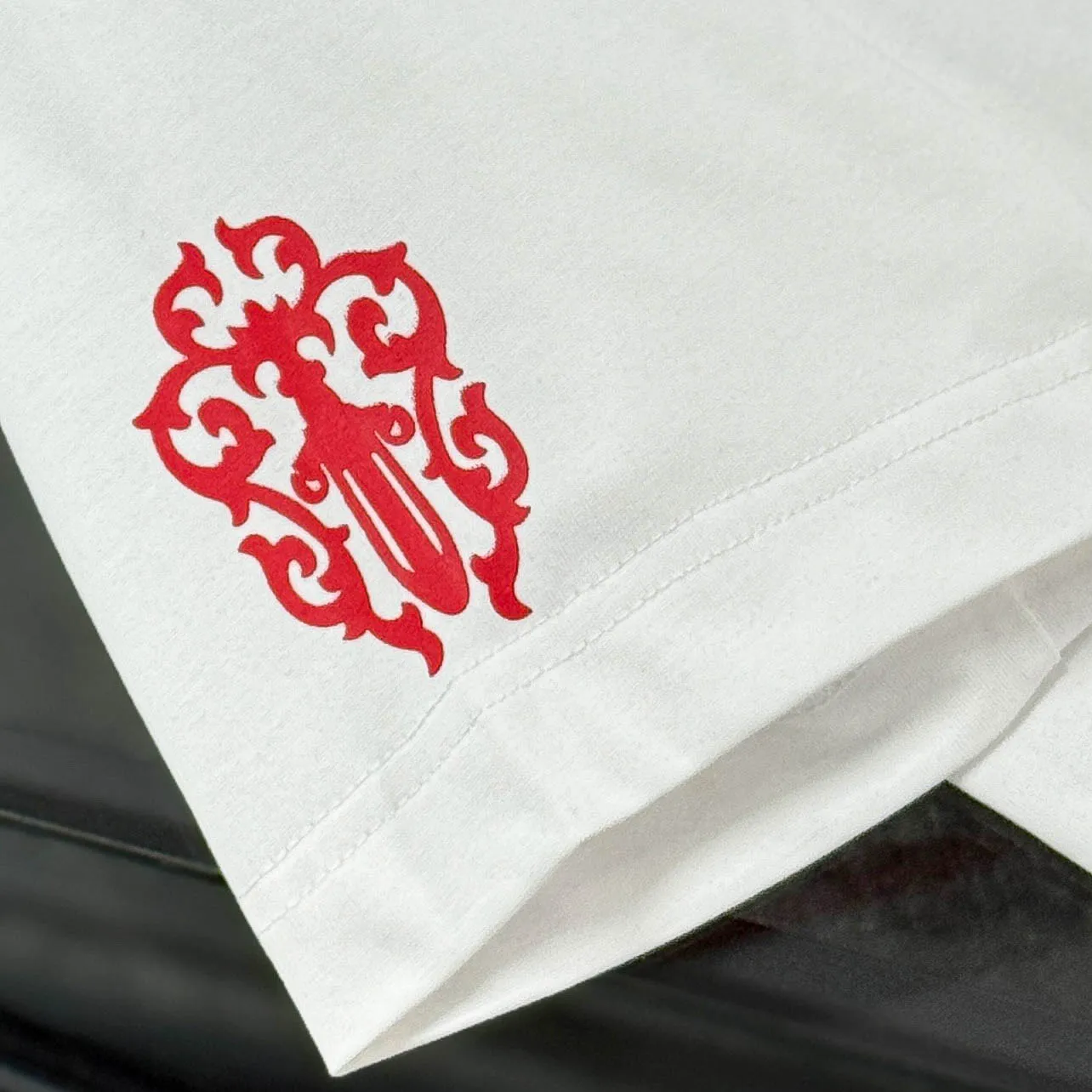 P170 Chrome Hearts 25 high-end versions. The fabric is made of 300 grams of high-density pure cotton. It does not deform or shrink. It has three labels. It is the same style for men and women. Technology: suede foaming + digital printing. Color: white, black. SIZE: S-XL.